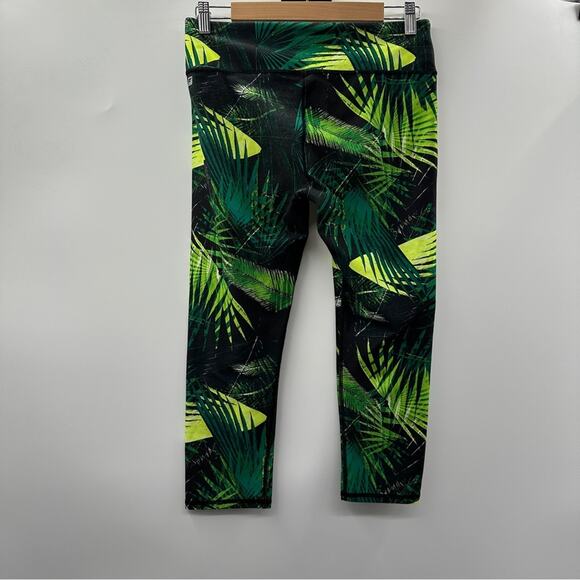 Fabletics Yogi Capri Green Tropical Rainforest Print Yoga Leggings Sz M - Picture 6 of 15